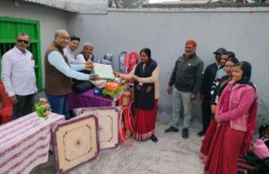 Sports Promotion: शारीरिक, बौद्धिक विकास के लिए खेल जरूरी, ज्ञानयज्ञ परिवार ने स्कूल को दी खेल सामग्री