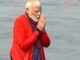 Mahakumbh: प्रधानमंत्री नरेंद्र मोदी ने संगम में लगाई आस्था की डुबकी