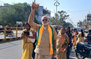 Election compaign: चुनाव में मोदी के हमशक्ल का डमरू बजाकर प्रचार, लोगों का खींचा ध्यान