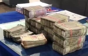 Cash in car: कार से 53 लाख रुपए बरामद, पुलिस ने किया आयकर विभाग के हवाले