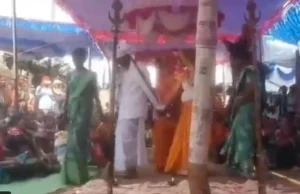 Unique wedding: एक ही मंडप में दो प्रेमिकाओं के साथ लिए सात फेरे , देखें वीडियो