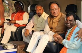 CM hugged MLA Bhulan Singh: मुख्यमंत्री ने विधायक भूलन सिंह मरावी को दिया स्नेह, कहा -प्रेमनगर के विकास को मिलेगी प्राथमिकता