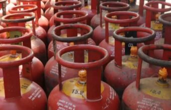 LPG gas cylinder prices increased: घरेलू गैस सिलेंडर के दाम 50 रूपए बढ़े, बढ़ोतरी उज्जवला योजना पर भी लागू