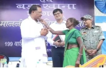 sushasan tihar: दिलों तक पहुँचा विष्णुदेव साय का सुशासन, बुजुर्ग महिला ने अपने ही अंदाज में दिया आशीर्वाद