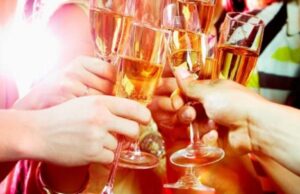 Free liquor for women: वीकएंड पर महिलाओं को मुफ्त में शराब, पुलिस ने दी कड़ी कार्रवाई की चेतावनी
