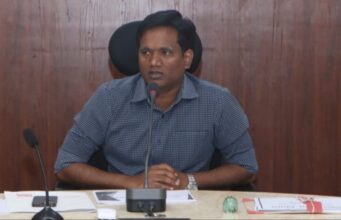 Review meeting: कलेक्टर एस. जयवर्धन का नगरीय निकायों में स्वच्छता, कर वसूली और विकास कार्यों में गति लाने पर जोर