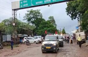 Protest for road: सड़क की बदहाली को लेकर चक्काजाम में फंसा मंत्री का काफिला, लौटना पड़ा