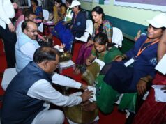 Honoring cleanliness sisters: मुख्यमंत्री ने पांव पखारकर स्वच्छता दीदियां   का किया सम्मान, भावुक दीदियों ने कहा – हुई गर्व की अनुभूति