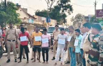 Mungeli police: पुलिस ने नशा तस्करों का निकाला जुलूस, गले में तख्ती- ‘‘हम हैं नशे के सौदागर, हमसे बचिये और अपने बच्चों को बचाइए