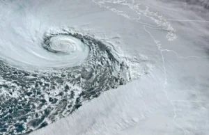 Cyclone alert in Tamil Nadu: तमिलनाडु और आंध्र प्रदेश में चक्रवात का अलर्ट, स्कूल बंद, भारी बारिश का अनुमान