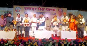 IAS preparation book released : IAS.प्रतियोगियों के लिए मुख्यमंत्री ने किया पुस्तक का विमोचन, पत्रकार वसंत वीर उपाध्याय ने लिखी है किताब