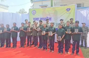 Naxalites Surrender : AK-47 और SLR के साथ 12 हथियारबंद नक्सलियों ने किया सरेंडर