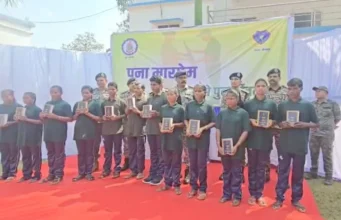 Naxalites Surrender : AK-47 और SLR के साथ 12 हथियारबंद नक्सलियों ने किया सरेंडर