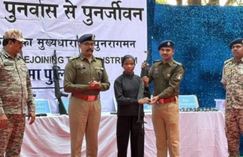 CG Naxal Surrender : गृहमंत्री शाह के दौरे से पहले बड़ा नक्सली आत्मसमर्पण, 21 नक्सलियों ने डाले हथियार