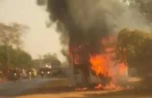 CG News: рд░рд╛рдпрдкреБрд░ рдЬрд╛ рд░рд╣реА┬ардмрд╕ рдореЗрдВ рд▓рдЧреА рднреАрд╖рдг рдЖрдЧ,┬ардбреНрд░рд╛рдЗрд╡рд░ рдХреА рд╕реВрдЭрдмреВрдЭ рд╕реЗ рд╕рднреА рдпрд╛рддреНрд░реА рд╕реБрд░рдХреНрд╖рд┐рдд