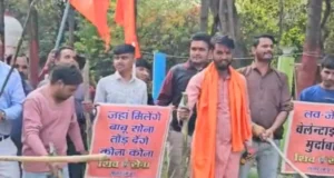 Valentine’s Day: जहां मिलेंगे बाबू सोना, तोड़ देंगे कोना-कोना; वैलेंटाइन डे पर शिवसेना ने किया लट्ठ पूजन, सोशल मीडिया में कर रहा ट्रेंड