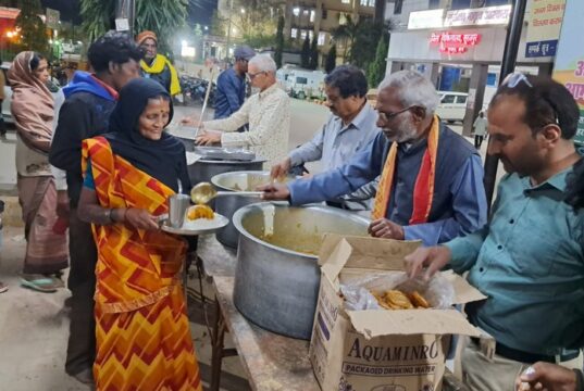 Social interest: मानवता की मिसाल, 6 वर्षों से जिला अस्पताल में मरीजों के परिजनों को निःशुल्क भोजन करा रहा नेचर क्लब