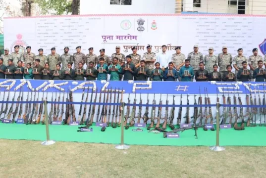 Final Surrender : 7.2 किलो सोना और 2.90 करोड़ कैश के साथ 25 नक्सलियों ने किया आत्मसमर्पण, 93 हथियार भी सौंपे