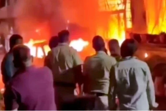 Fire Accident: इलेक्ट्रिक कार के ‘चार्जिंग प्वाइंट’ में ब्लास्ट के बाद मकान में आग लगी, 7 लोगों की मौत