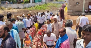 LPG crisis : गैस सिलेंडर के लिए सड़क पर उतरे लोग, 25 दिनों से चूल्हे ठंडे; खाली सिलेंडर रखकर किया चक्काजाम