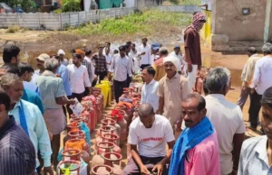LPG crisis : गैस सिलेंडर के लिए सड़क पर उतरे लोग, 25 दिनों से चूल्हे ठंडे; खाली सिलेंडर रखकर किया चक्काजाम