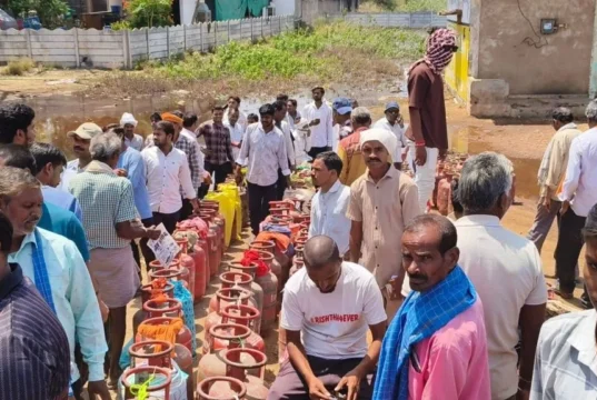 LPG crisis : गैस सिलेंडर के लिए सड़क पर उतरे लोग, 25 दिनों से चूल्हे ठंडे; खाली सिलेंडर रखकर किया चक्काजाम