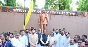 Unveiling of the Statue: मुख्यमंत्री ने किया अम्बिकापुर में भटगांव विधानसभा के पूर्व विधायक पं. रविशंकर त्रिपाठी की प्रतिमा का अनावरण