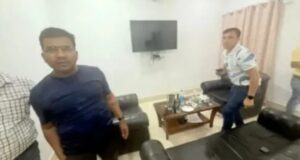 Guesthouse liquor Party: गेस्टहाउस में शराब पार्टी करने वाले अफसरों को सरकार ने हटाया, वीडियो हुआ था वायरल