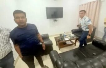 Guesthouse liquor Party: गेस्टहाउस में शराब पार्टी करने वाले अफसरों को सरकार ने हटाया, वीडियो हुआ था वायरल