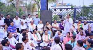 Urban Local Body Elections : शिवनंदनपुर चुनाव में बढ़ी राजनीतिक हलचल, थाने के सामने कांग्रेस का धरना, चुनावी फिजा गरमाई