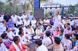 Urban Local Body Elections : शिवनंदनपुर चुनाव में बढ़ी राजनीतिक हलचल, थाने के सामने कांग्रेस का धरना, चुनावी फिजा गरमाई