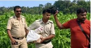 Corruption Case: TMC नेता के खेत से मिला 4 ट्रॉली बैग में 2.24 करोड़ कैश, ममता सरकार की कट मनी का अंदेशा