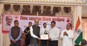 World Blood Donor Day: 53वीं बार रक्तदान करने वाले बजरंग लाल गर्ग राज्यपाल के हाथों सम्मानित