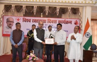 World Blood Donor Day: 53वीं बार रक्तदान करने वाले बजरंग लाल गर्ग राज्यपाल के हाथों सम्मानित