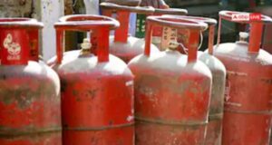 Ujjwala Yojana: उज्ज्वला योजना में अब साल में केवल 4 सब्सिडी वाले सिलेंडर मिलेंगे, इसके बाद देनी होगी पूरी कीमत