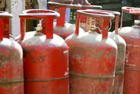 Ujjwala Yojana: उज्ज्वला योजना में अब साल में केवल 4 सब्सिडी वाले सिलेंडर मिलेंगे, इसके बाद देनी होगी पूरी कीमत