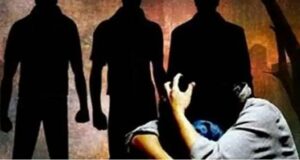 kidnapping and gang rape : भाई के साथ रिश्तेदार के घर पैदल जा रही 19 वर्षीय युवती से गैंगरेप, 3 हिरासत में