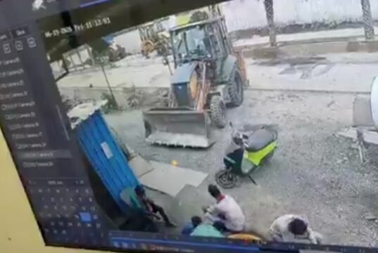 CG Accident: हवा भरते फटा जेसीबी का टायर, हेल्पर की मौत, तीन की हालत गंभीर