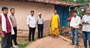 Black marketing of fertilizers: सरगुजा में खाद की कालाबाजारी, दो गांवों में भण्डारित 379 बोरी खाद जब्त