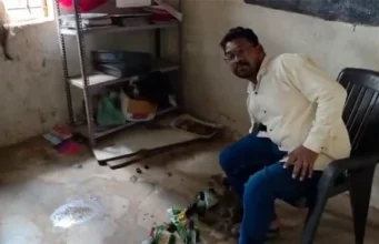 CG News : सरकारी स्कूल में शिक्षक का शराब पीते वीडियो वायरल, डीईओ ने दिए जांच के आदेश