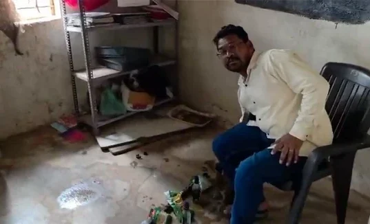 CG News : सरकारी स्कूल में शिक्षक का शराब पीते वीडियो वायरल, डीईओ ने दिए जांच के आदेश