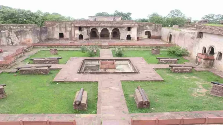 32963-narvar-kila-shivpuri.webp