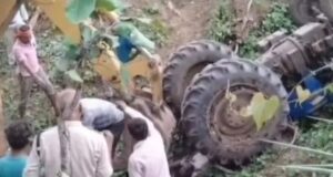 Tractor Accident : खेत जुताई के दौरान 7 फीट गहरे गड्ढे में पलटा ट्रैक्टर, चालक की दबने से मौत
