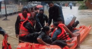 Boats on city streets : बिलासपुर में 20 साल बाद ऐसी बारिश, शहर की सड़कों पर मोटर नाव चली !