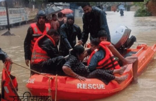 Boats on city streets : बिलासपुर में 20 साल बाद ऐसी बारिश, शहर की सड़कों पर मोटर नाव चली !