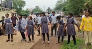 CG PM Shri School: पीएम श्री स्कूल का ये हाल , शिक्षकों की कमी के विरोध में बच्चों ने किया चक्काजाम