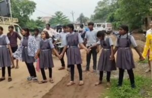 CG PM Shri School: पीएम श्री स्कूल का ये हाल , शिक्षकों की कमी के विरोध में बच्चों ने किया चक्काजाम
