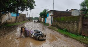 Sorry affairs in Gokuldham: गोकुलधाम में सड़कों पर बह रहा पानी, गड्ढों में फिसलकर गिर रहे लोग, विधायक, कलेक्टर और जोन कमिश्नर को ज्ञापन