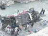 Bus accident in Pakistan : पाकिस्तान में बड़ा हादसा : गहरी खाई में गिरी यात्रियों से भरी बस; 40 लोगों की मौत