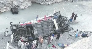 Bus accident in Pakistan : पाकिस्तान में बड़ा हादसा : गहरी खाई में गिरी यात्रियों से भरी बस; 40 लोगों की मौत